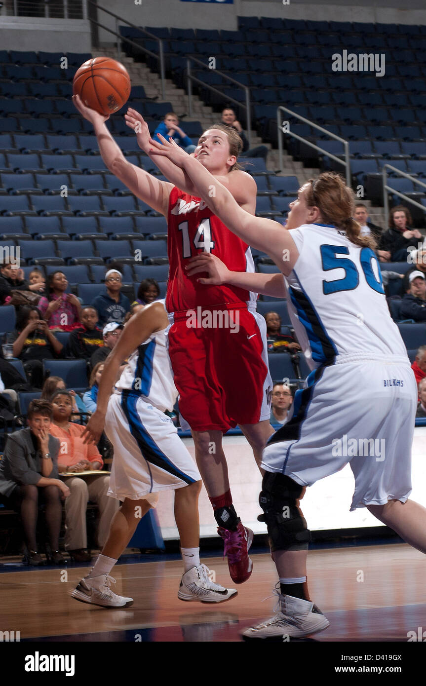 28. Februar 2013 geht - Saint Louis, MO, USA - Dayton Universität Wache Samantha MacKay #14 für eine unbestrittene Layup in der ersten Hälfte der NCAA Frauen Spiel zwischen Dayton University und die Saint Louis University in der Chaifetz Arena in St. Louis, MO am 28. Februar. Stockfoto