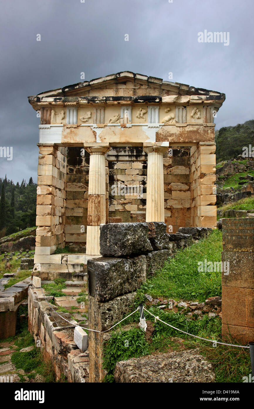 Die Schatzkammer der Athener im alten Delphi, 'Nabel' der alten Welt, Fokida, Zentralgriechenland. Stockfoto