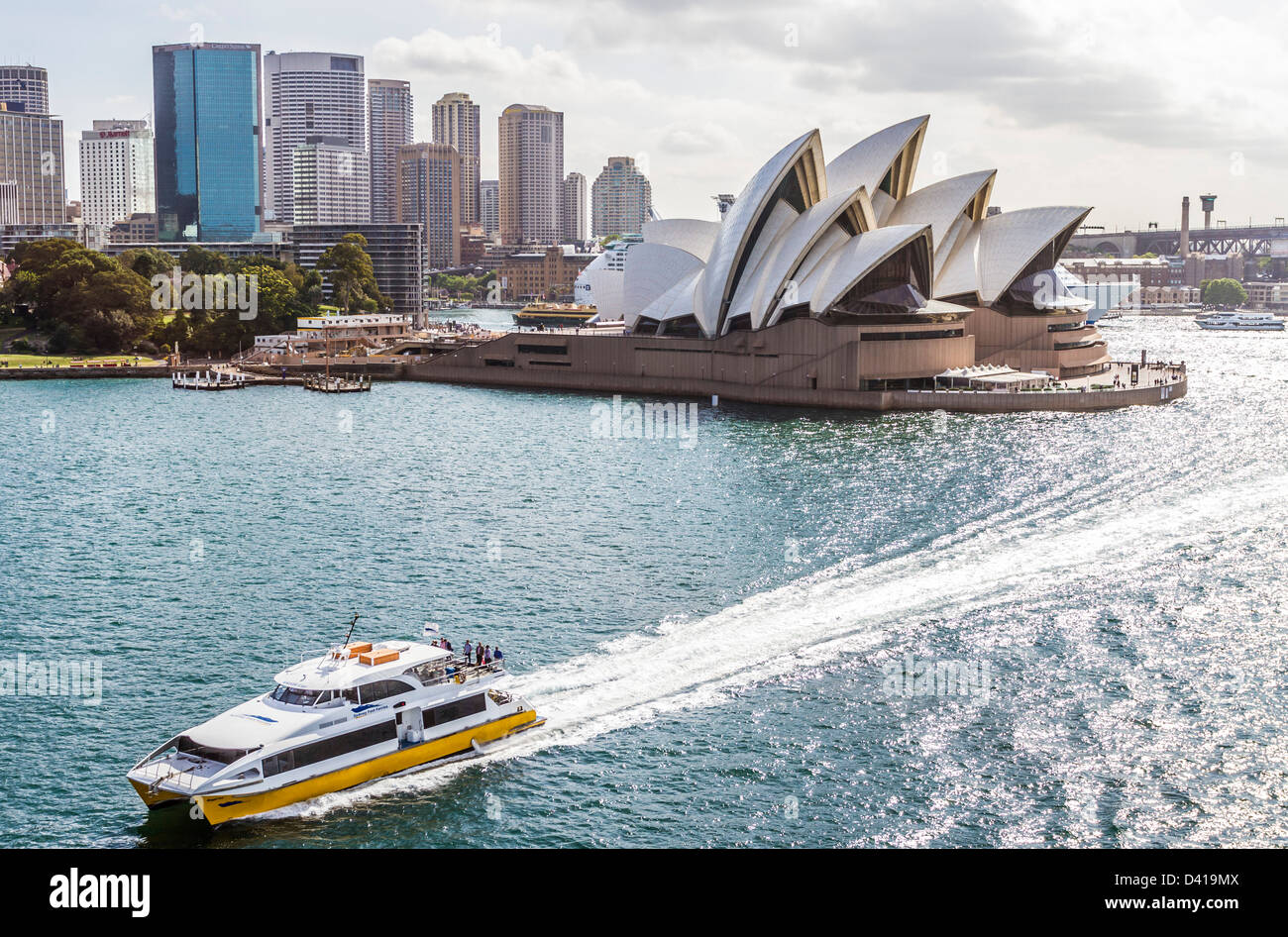 Sydney-Fähre vorbei an Sydney Opera House Stockfoto