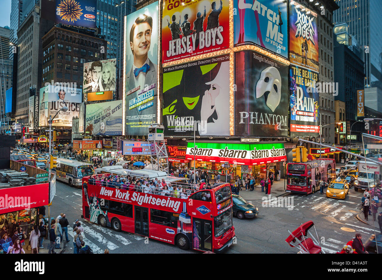 Ein Sightseeing-Bus voller Touristen in Times Square New York City Stockfoto