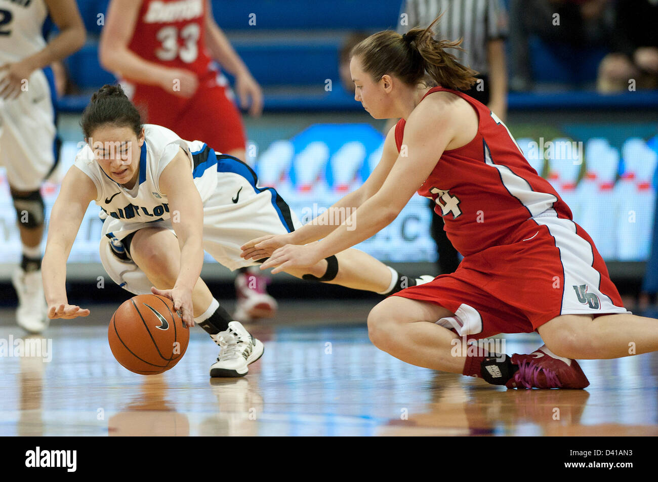 28. Februar 2013 - Saint Louis, MO, USA - Saint Louis University Wache Jacy Bradley #1 und Dayton Universität Wache Samantha MacKay #14 Tauchgang für die lockere Kugel in der zweiten Hälfte der NCAA Frauen Spiel zwischen Dayton University und die Saint Louis University in der Chaifetz Arena in St. Louis, MO am 28. Februar. Stockfoto