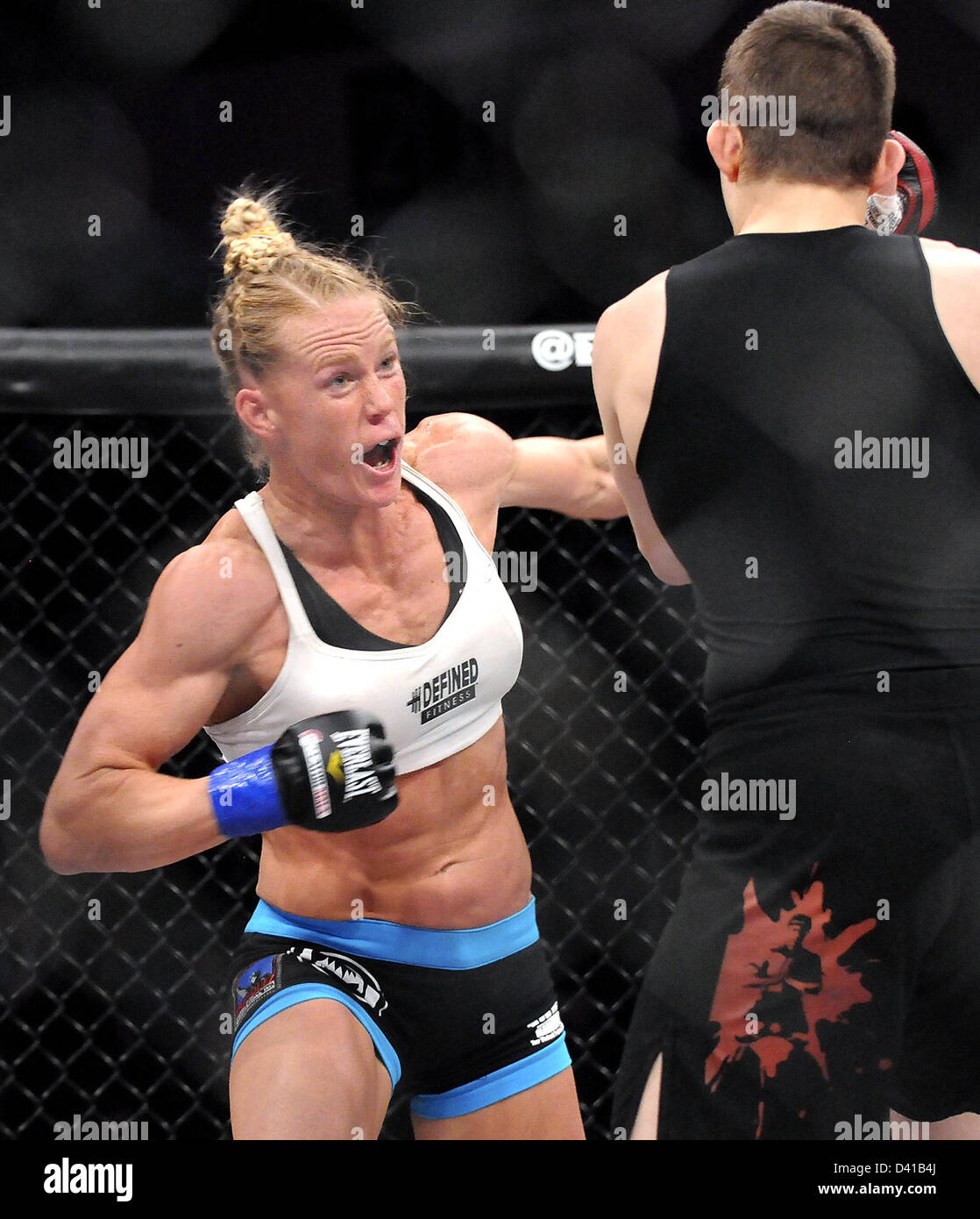 Rio Rancho, New Mexico, USA. 28. Februar 2013. Albuquerque Holly Holm windet sich um einen Durchschlag zu ihrer Gegnerin Katie Merrill von Brighton, MA zu werfen. auf die Bellator MMA Meisterschaft Turniere Kampfkarte im Rio Rancho Santa Ana Star Center Donnerstagabend. Donnerstag, 28. Februar 2013. (Bild Kredit: Kredit: Jim Thompson/Albuquerque Journal/ZUMAPRESS.com/Alamy Live-Nachrichten) Stockfoto