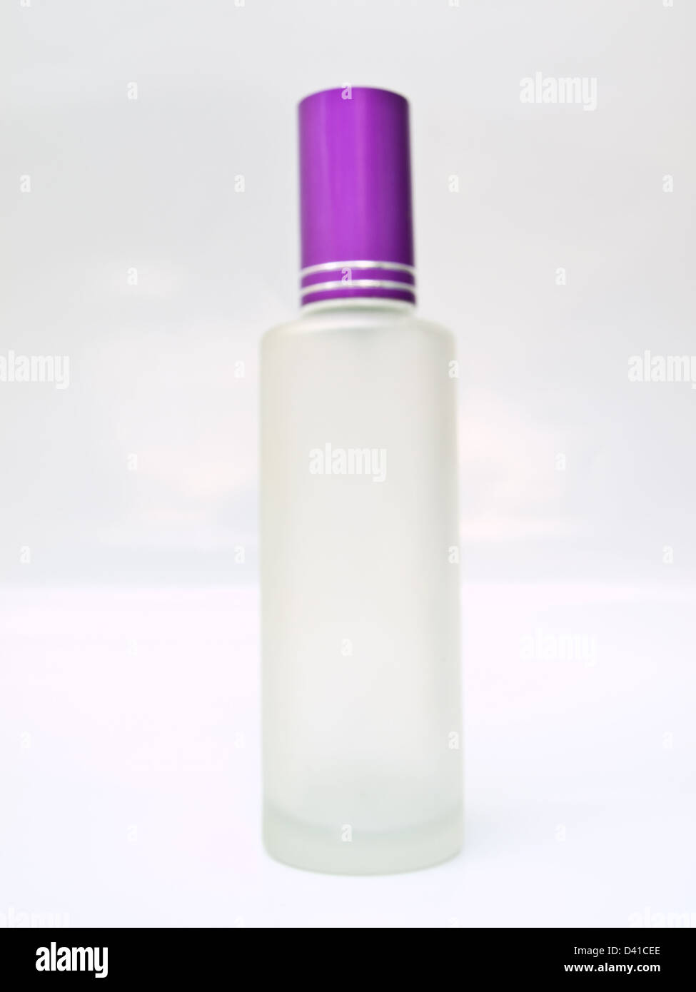 Eine Glas-Sprühflasche isoliert auf weißem Hintergrund Stockfoto