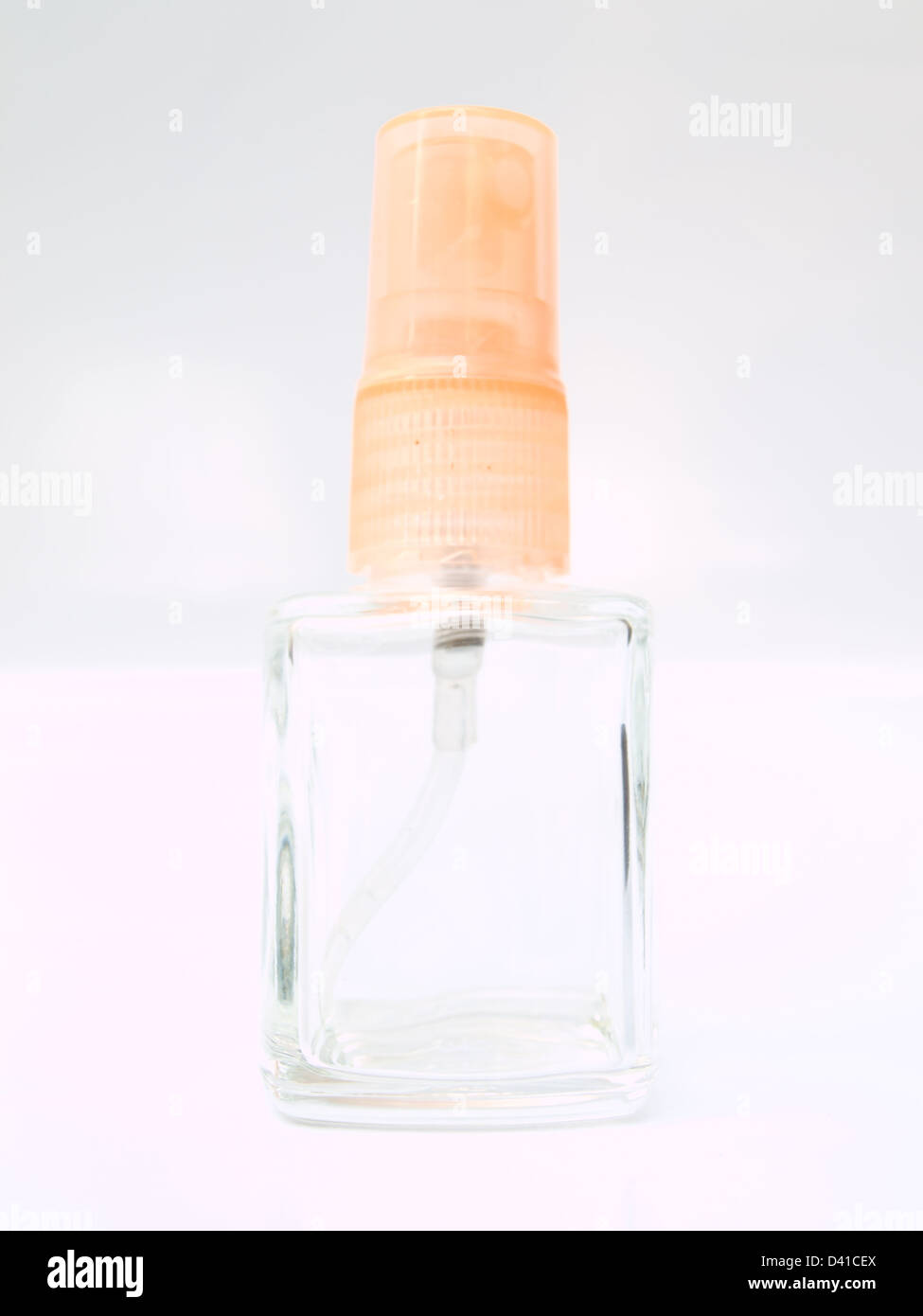 Eine Glas-Sprühflasche auf Satara Hintergrund isoliert Stockfoto