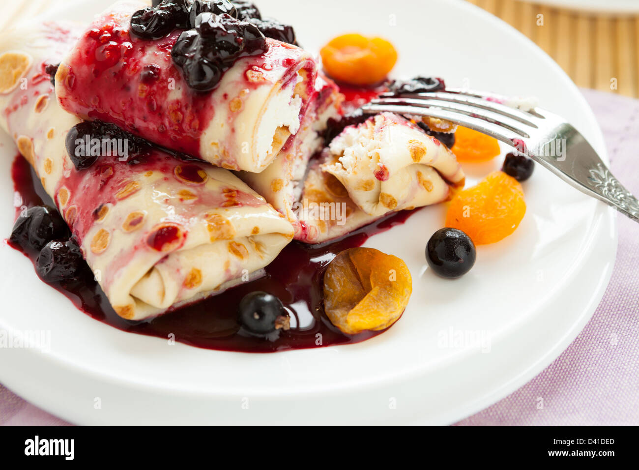 süße Pfannkuchen mit Quark und Marmelade oben, Nahaufnahme Stockfoto