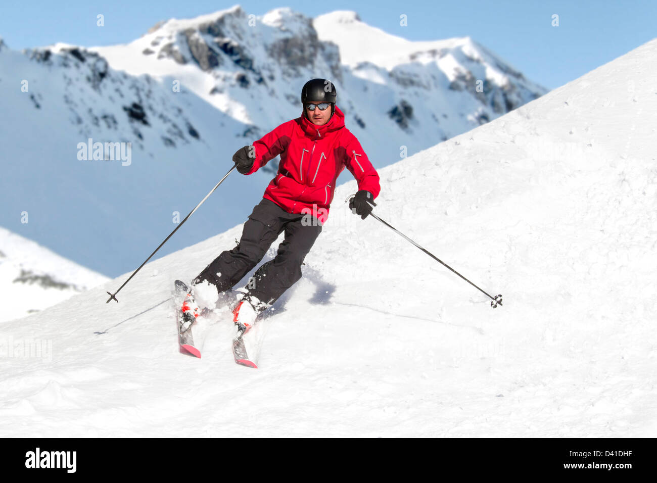 Mann ist in den Alpen Skifahren. Stockfoto