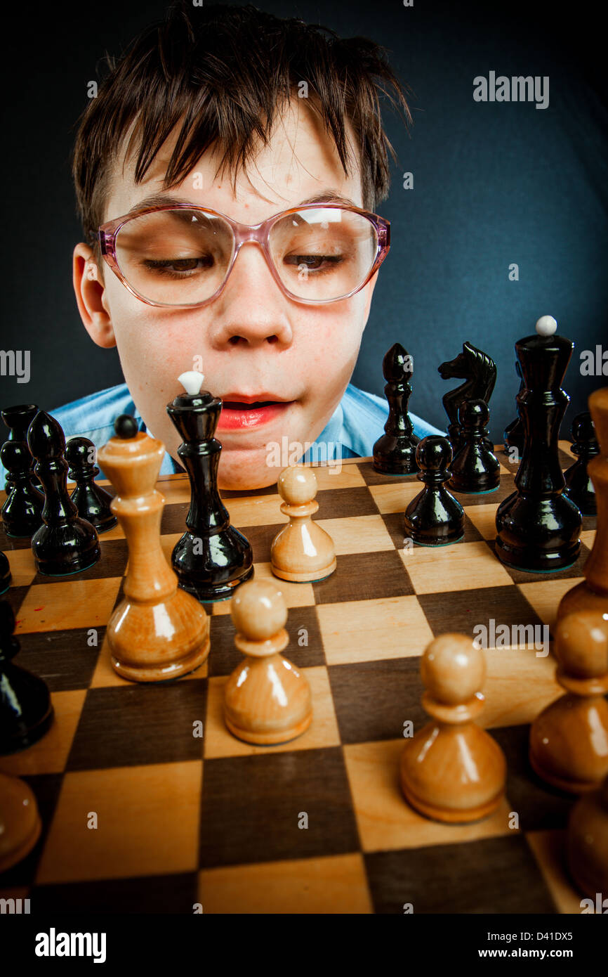 Wunderkind spielen Schach. Nerd-Boy. Stockfoto