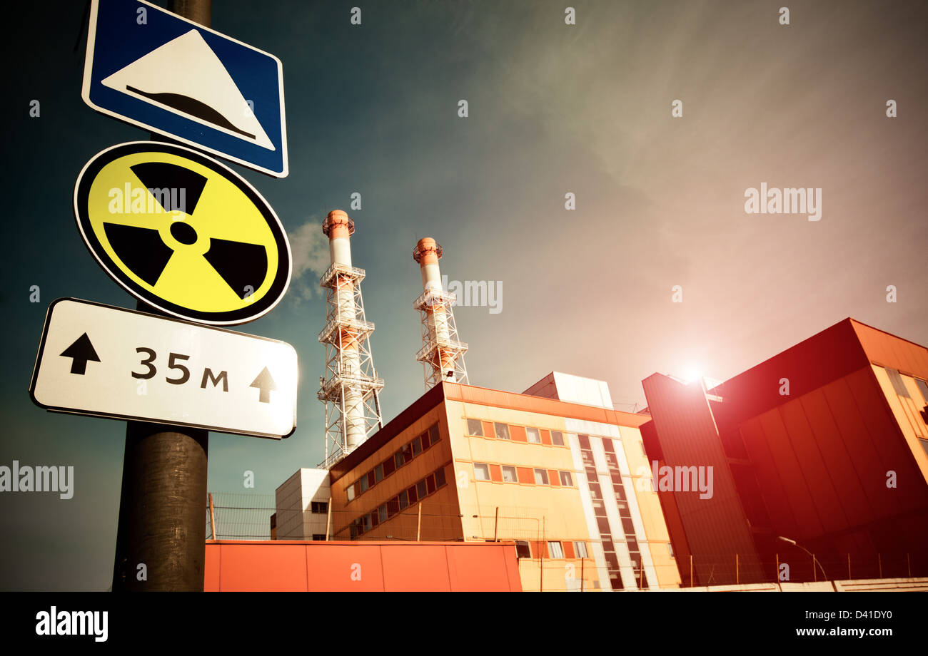 Kernkraftwerk mit Radioaktivität Zeichen Stockfoto