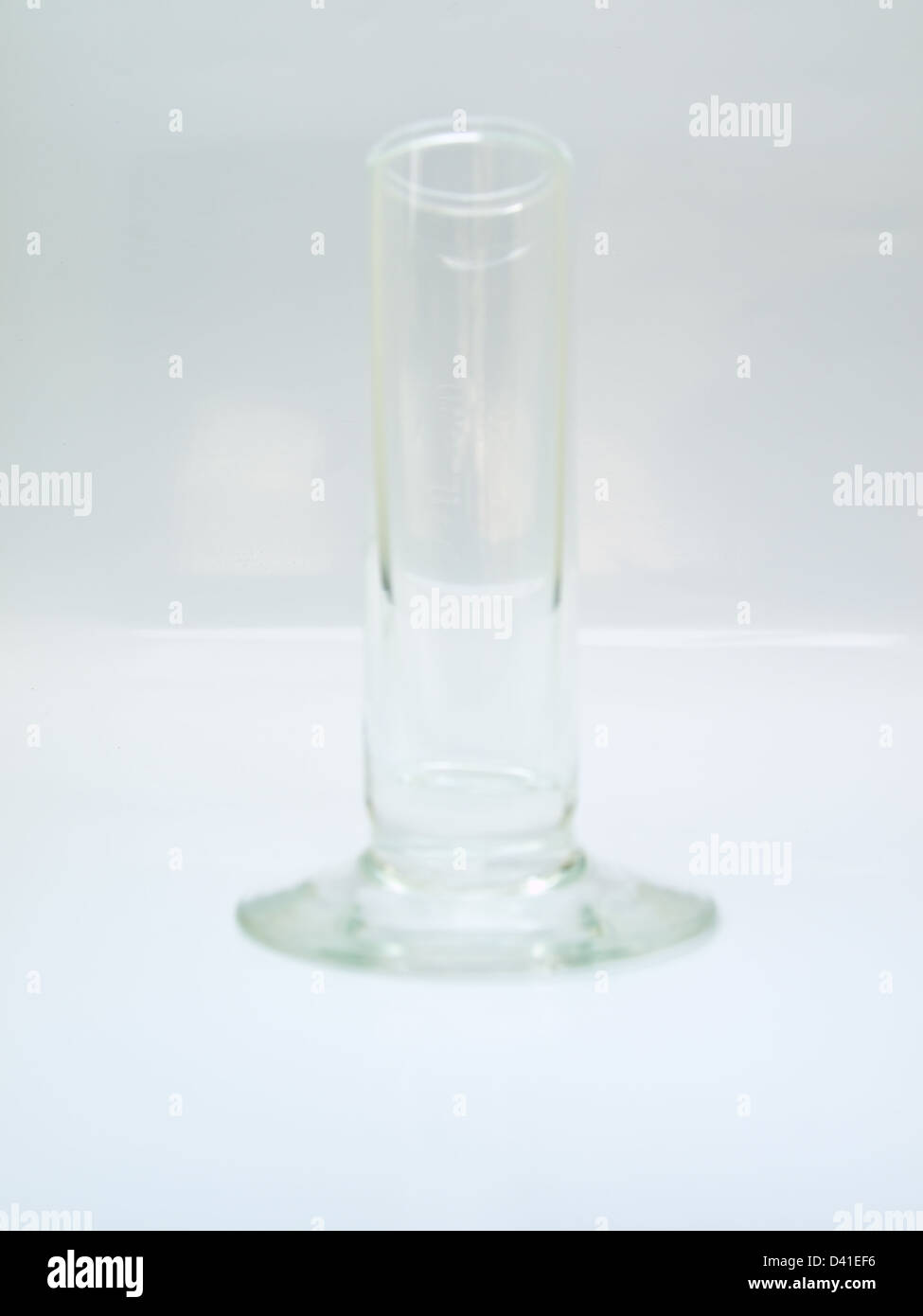 Ein Glasrohr isoliert auf weißem Hintergrund Stockfoto