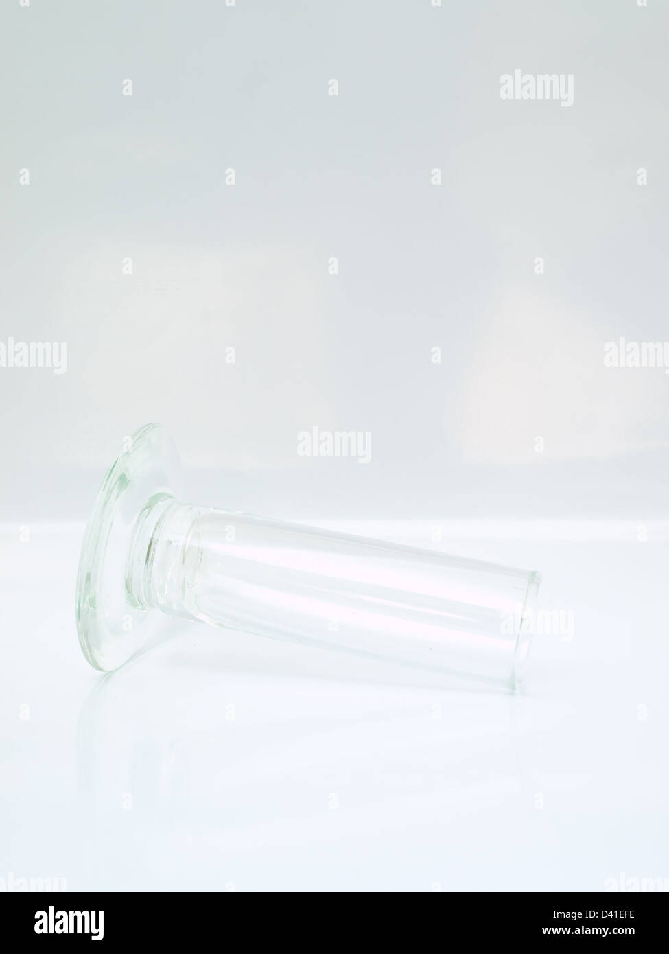 Ein Glasrohr isoliert auf weißem Hintergrund Stockfoto