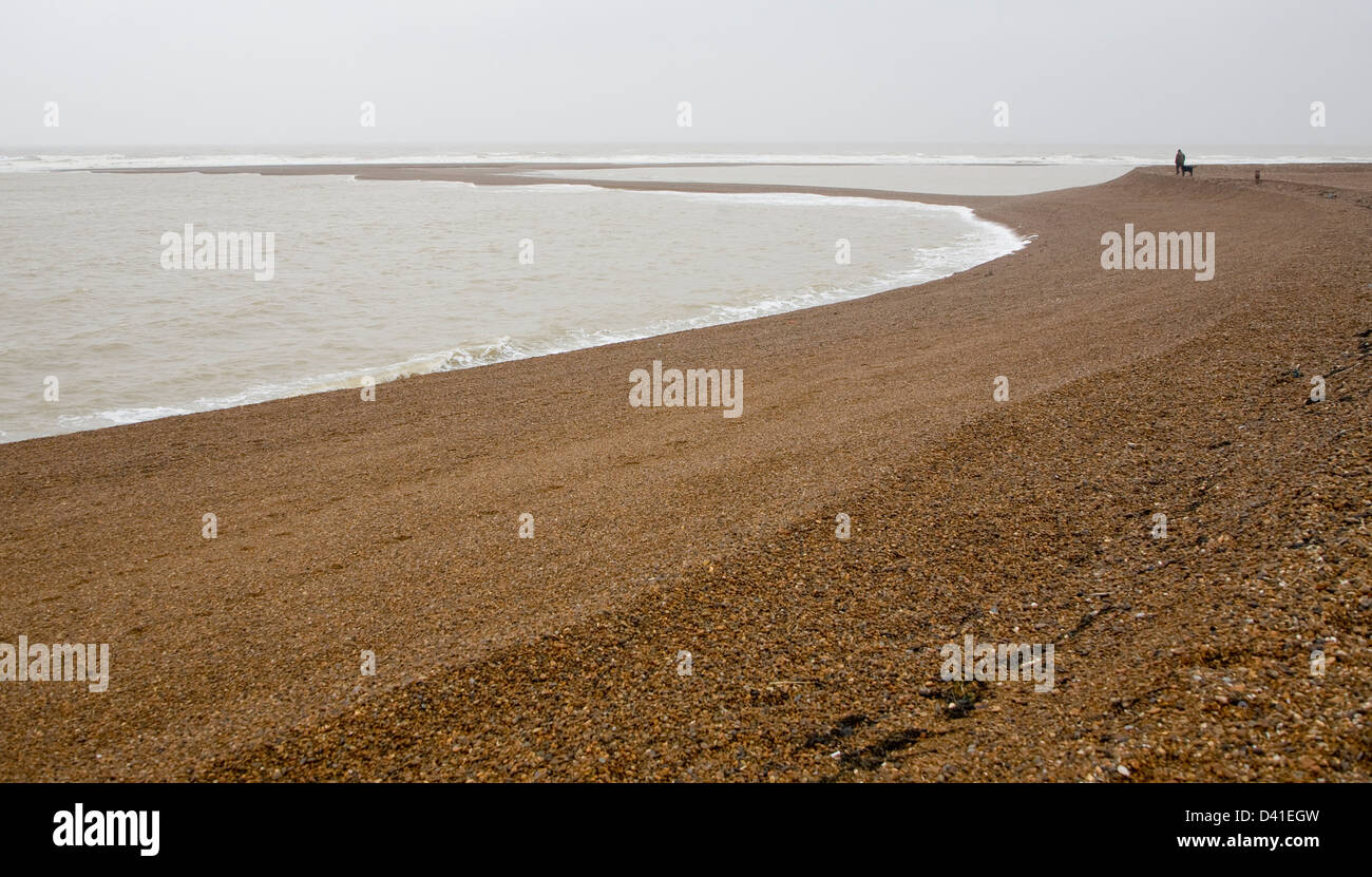 Temporäre Schindel spucken senkrecht zur Küste gebildet durch starke Südwinde, Shingle Street, Suffolk, England Stockfoto