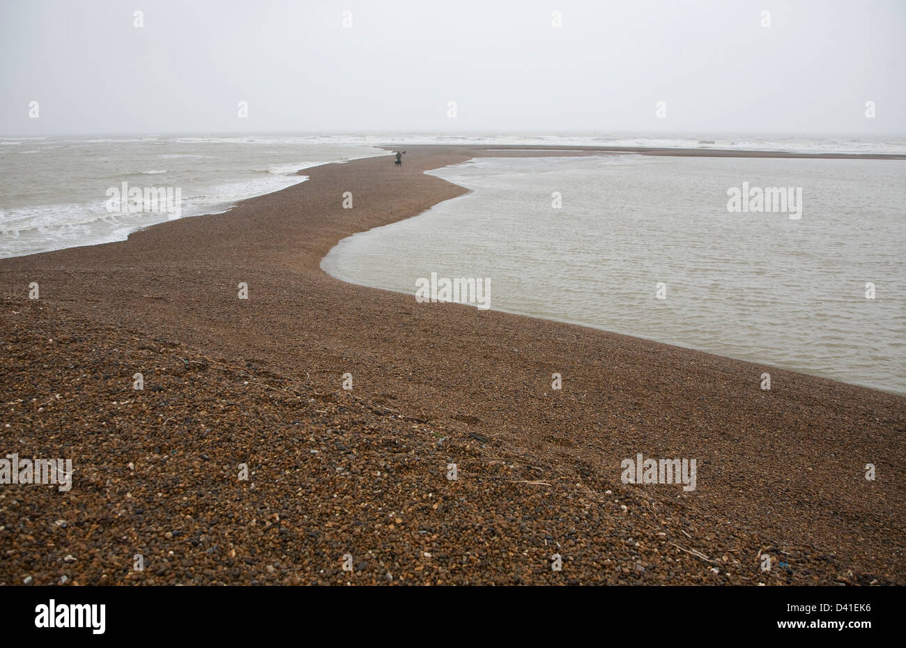 Temporäre Schindel spucken senkrecht zur Küste gebildet durch starke Südwinde, Shingle Street, Suffolk, England Stockfoto