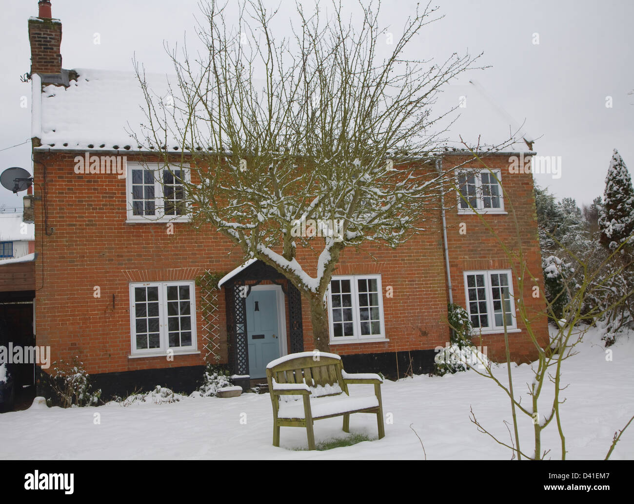 Freistehendes Dorfhaus im Schnee, Shottisham, Suffolk, England Stockfoto