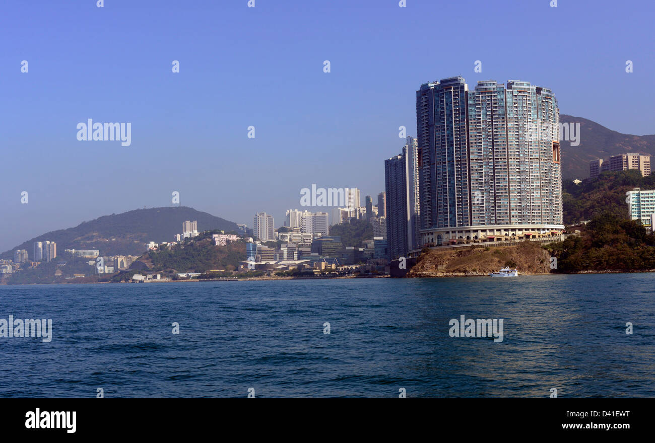 Hong Kong Wohnanlage Bel-Air und Cyberport im Hintergrund wie aus dem East Lamma Channel zu sehen. Stockfoto