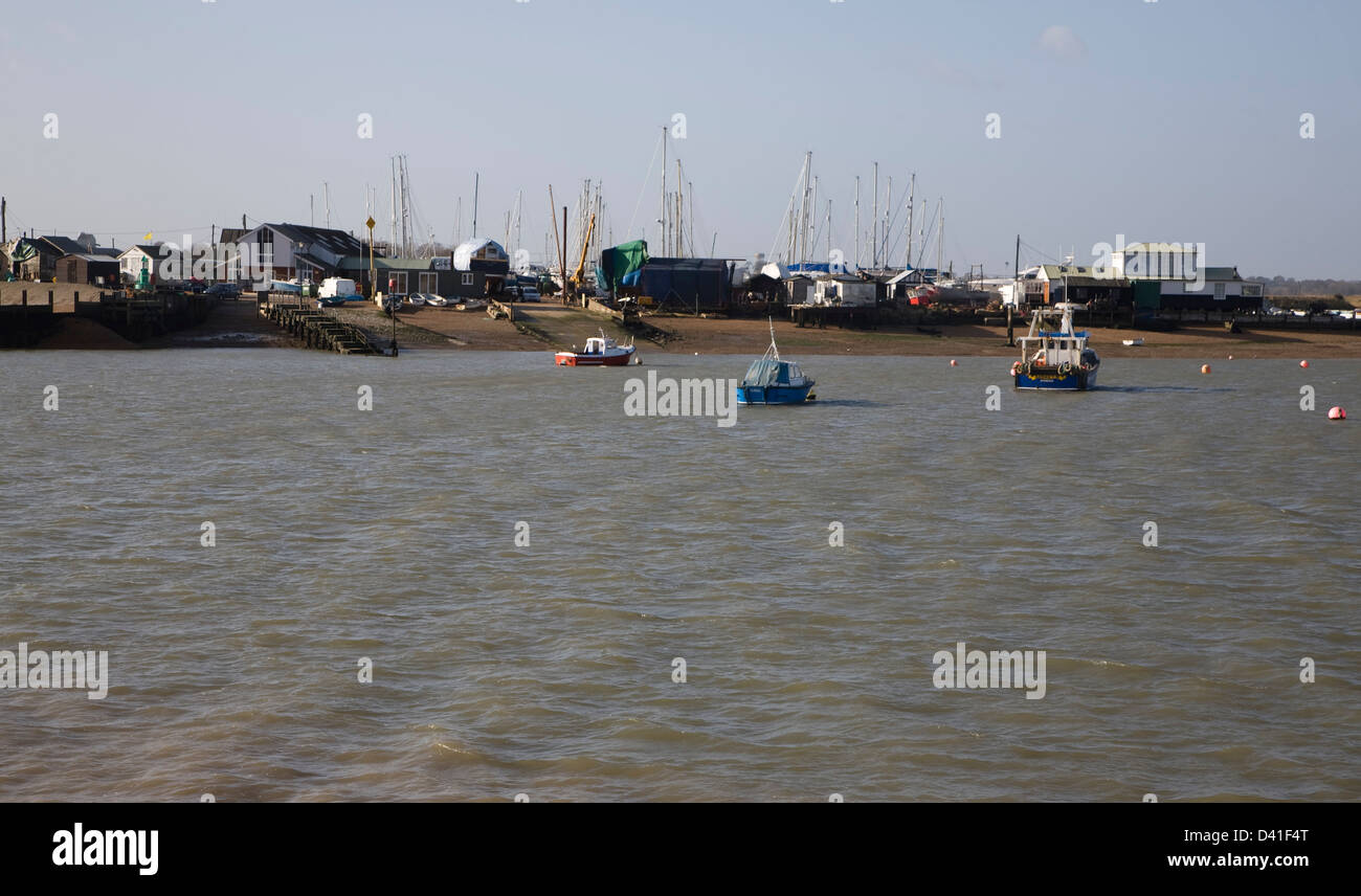 Boote an Liegeplätzen an der Mündung des River Deben, Fähre von Felixstowe, Suffolk, England Stockfoto