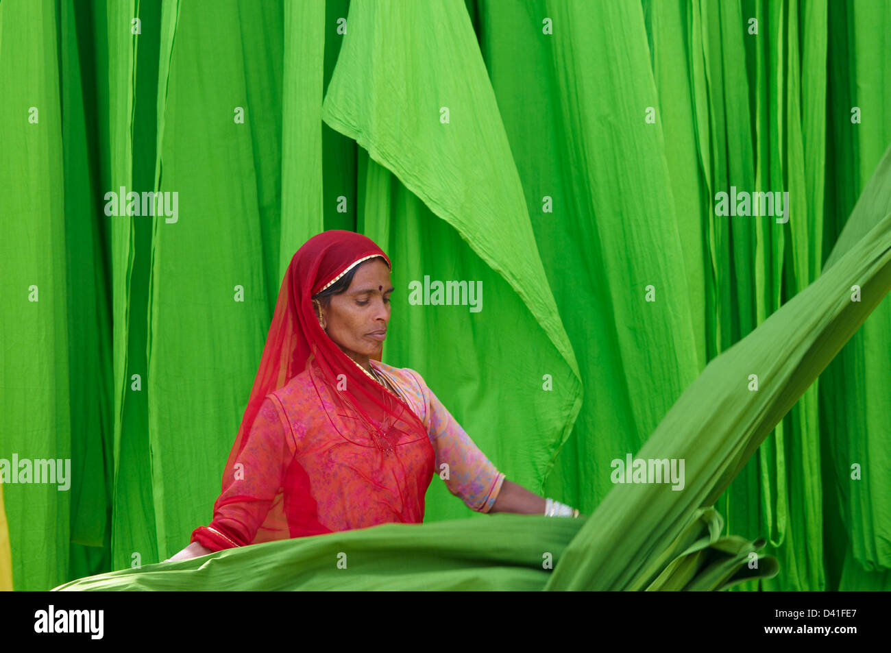 Indien, Rajasthan, Sari Factory, Textile sind an der frischen Luft getrocknet. Sammeln von trockenen Textil von Misri, 30 Jahre alt. Die textile Stockfoto