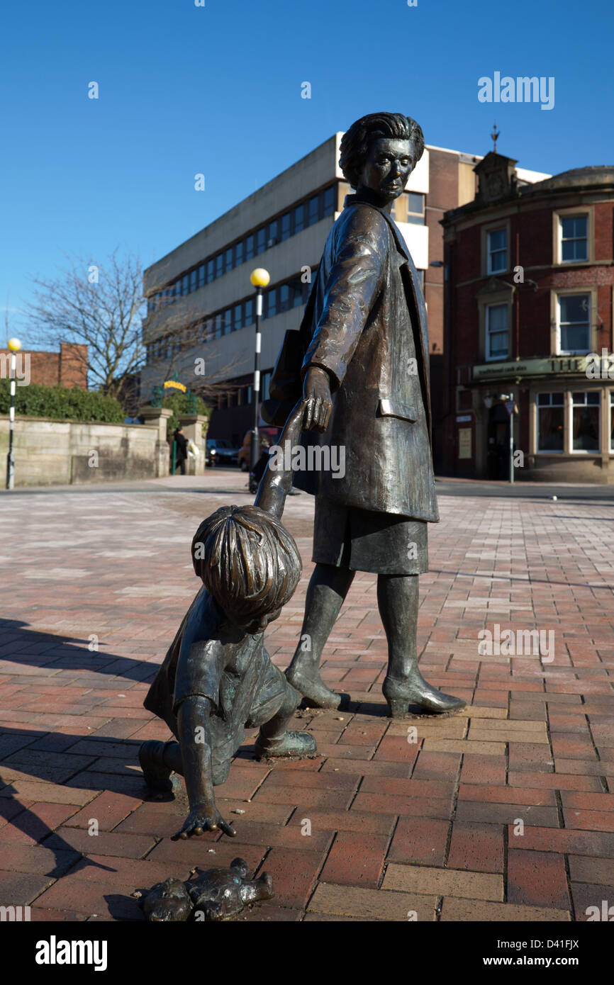 Mutter und Kind Skulptur Wahrzeichen des 21. Jahrhunderts für Blackburn in Cardwell Ort, Pennine Lancashire, UK Stockfoto