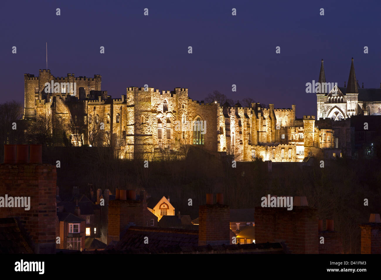 Eine Ansicht von Durham Castle beleuchtet in der Nacht vom Durham Bahnhof in Durham City aus gesehen Stockfoto