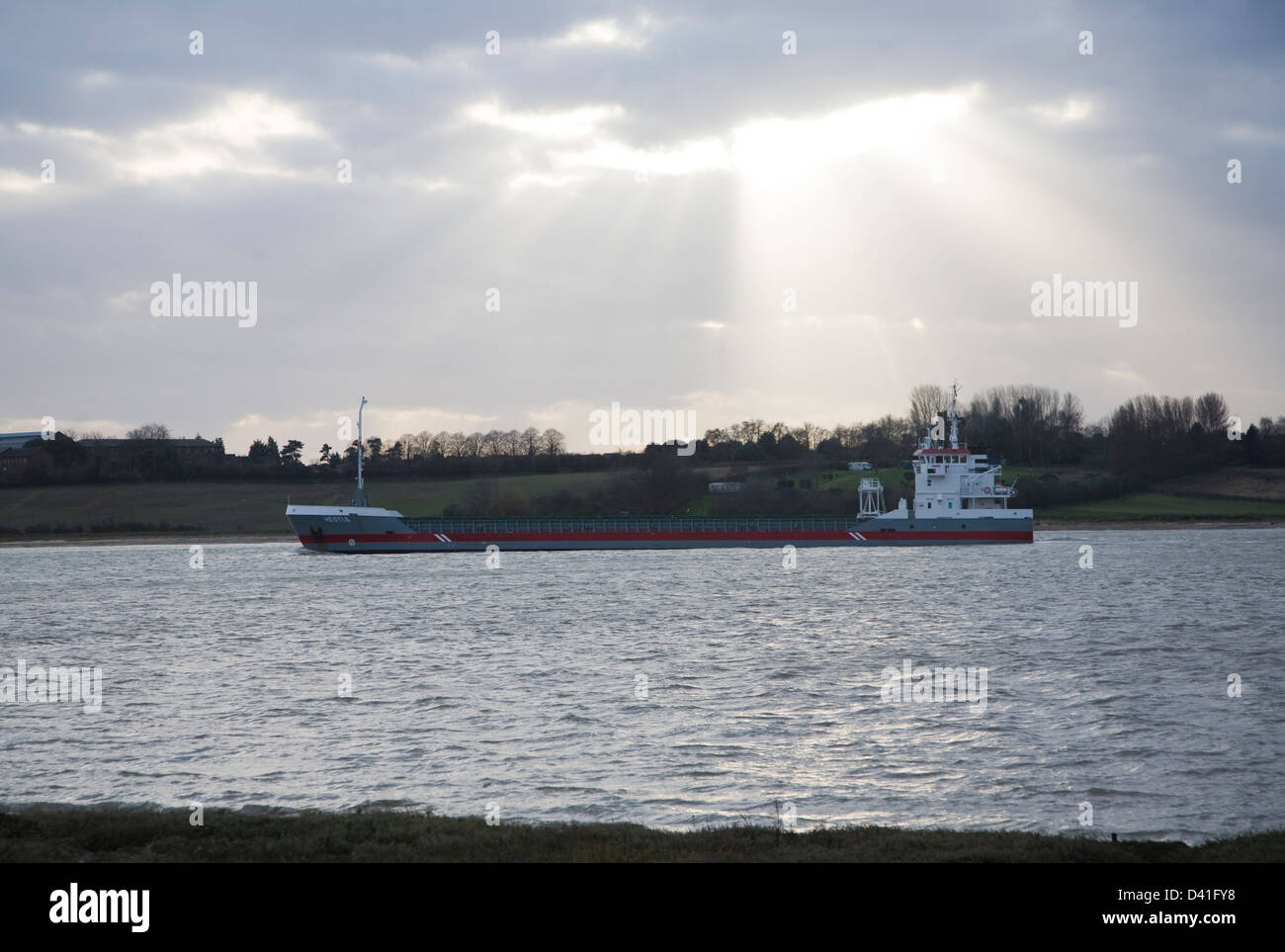 Hestia Frachtschiff auf dem River Orwell vorbei Shotley, Suffolk, England Stockfoto
