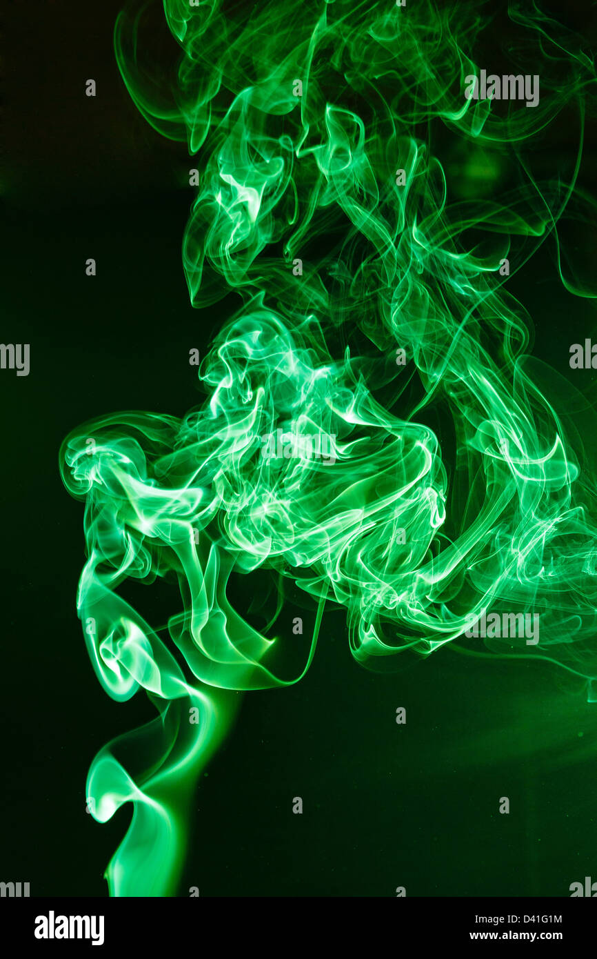 Rauch von grünes Licht bilden eine abstrakte Figur gemalt Stockfoto