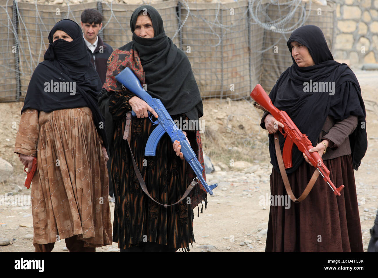 Afghanische Uniform Polizei Frauen führen Dummy-Trainingswaffen während der Durchführung einer Übung 25. Februar 2013 in Khost Provinz, Afghanistan. Stockfoto