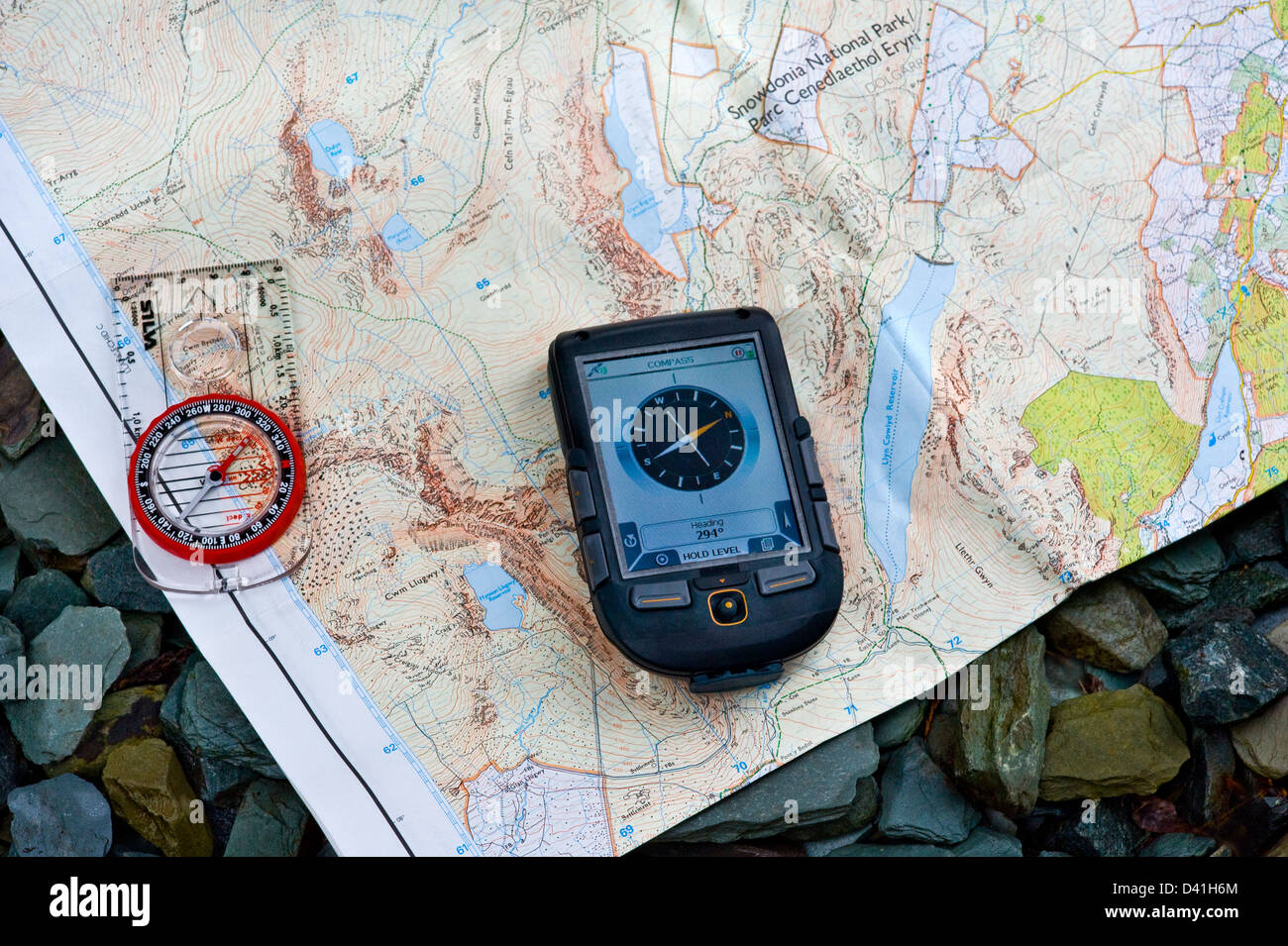 Magnetkompass und ein GPS-Gerät auf einer Karte. Stockfoto