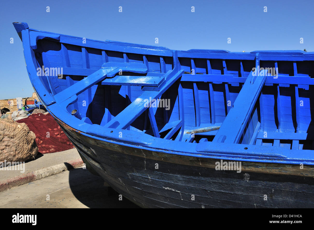 Traditionelle blau bemalte Holzboot an Land in Essaouira Hafen, (Skala du Port) Essaouira, Marokko Stockfoto