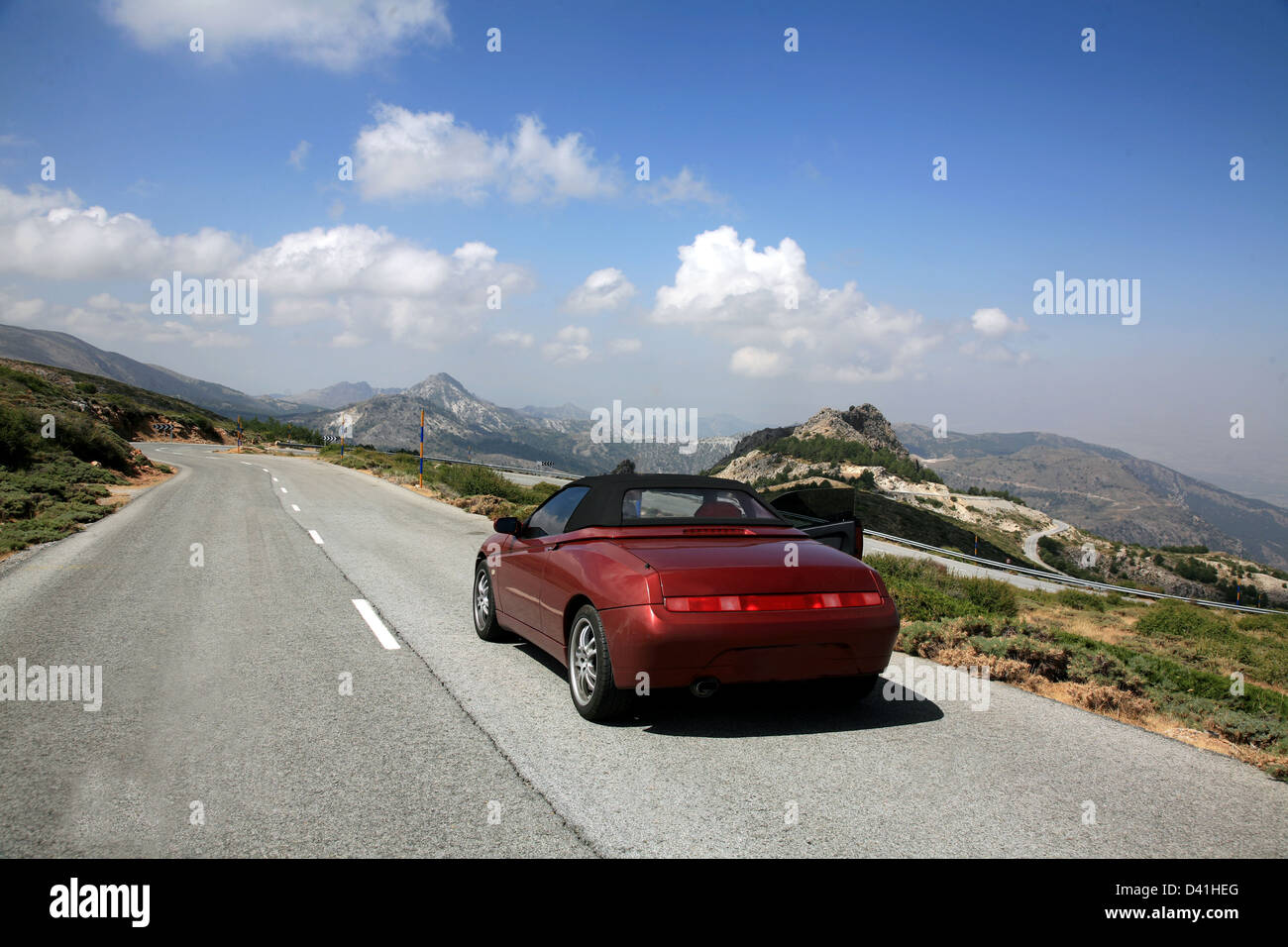 Sport Auto Cabriolet über Sierra Nevada in Spanien Stockfoto