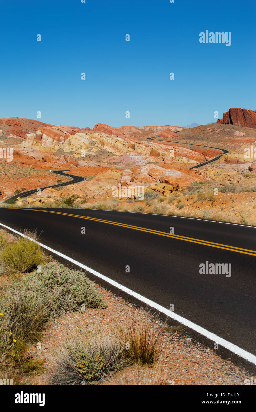 Eine kurvenreiche Straße im Valley of Fire, Nevada. Stockfoto