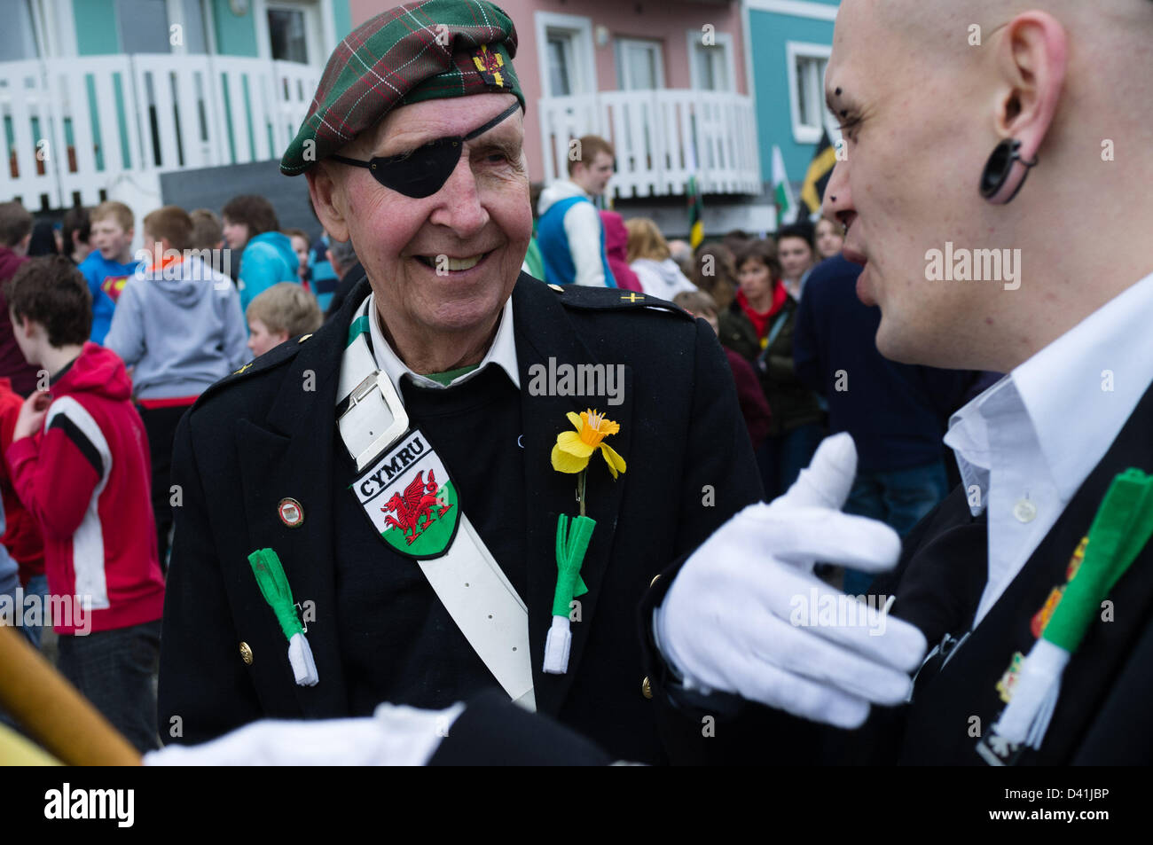 Aberystwyth Wales UK. März 1. (St Davids Tag) 2013 zum ersten Mal überhaupt eine Parade marschierten dachte Aberystwyth, Wales Schutzpatron, St. David zu feiern.  Geführt durch traditionelle folk Piper, CERI RHYS MATTHEWS der walisischen Dudelsack und veteran walisische Sprache Mitkämpfer MEREDYDD EVANS enthalten die Parade eine Gruppe von lokalen Männerstimme Sänger, ein Silberband und Cambria Drum Band.  Mehr als 1000 Leute schlossen sich die Prozession wie es schlängelte sich durch die Straßen der Stadt Photo Credit: Keith Morris/Alamy Live News Stockfoto