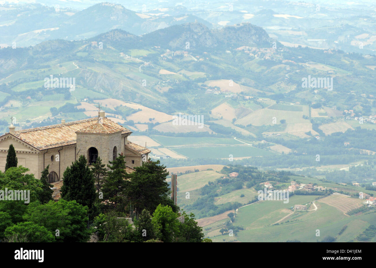 San Marino mit spektakulären Ausblicken auf die umliegende Landschaft Stockfoto