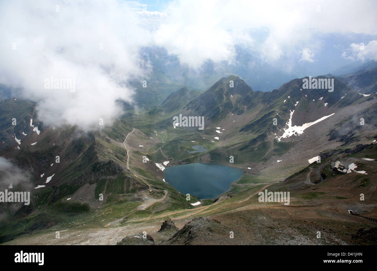 Bergsee im Nebel. Französische Pyrenäen Stockfoto