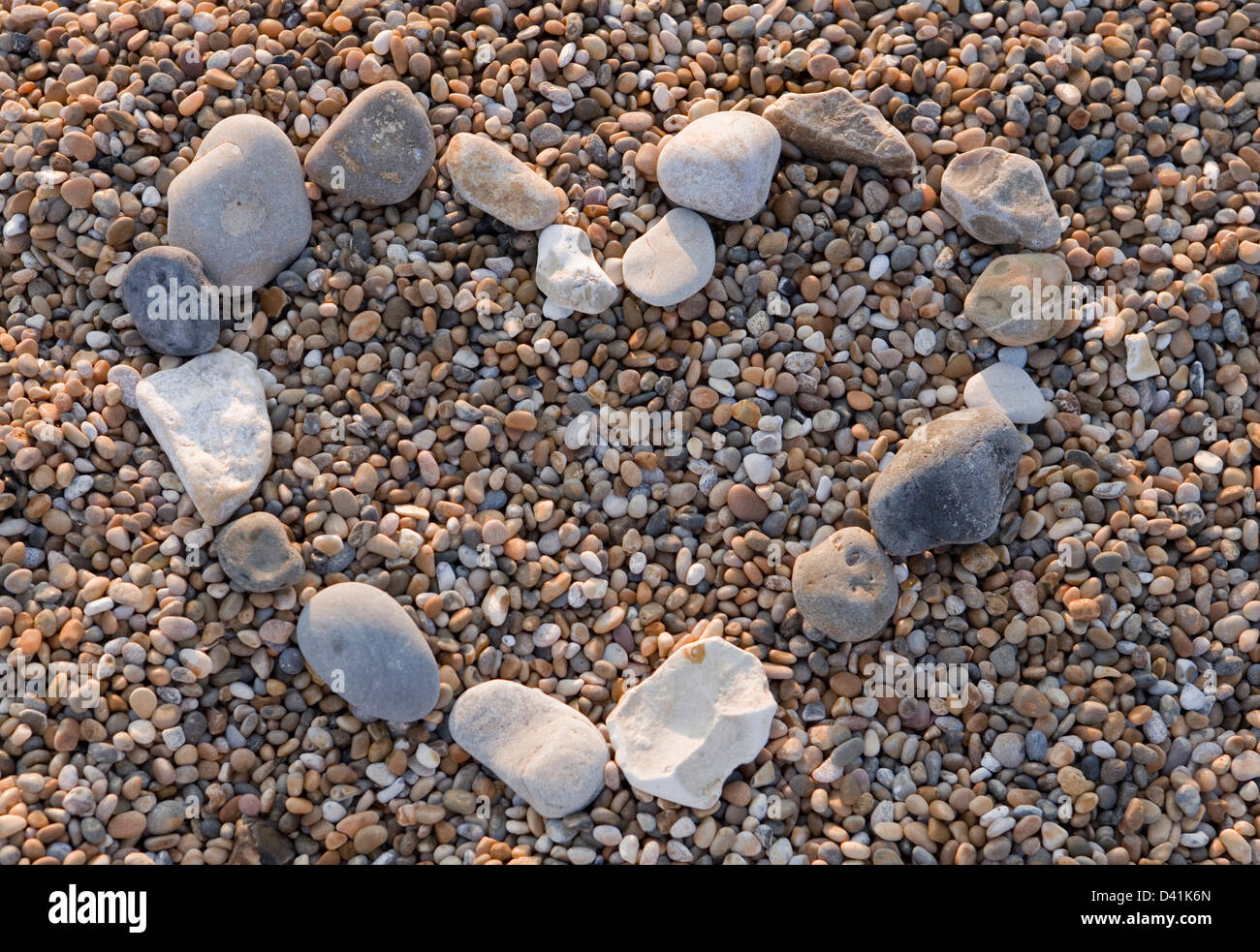 Herzform gemacht Kieselsteine am Strand Stockfoto