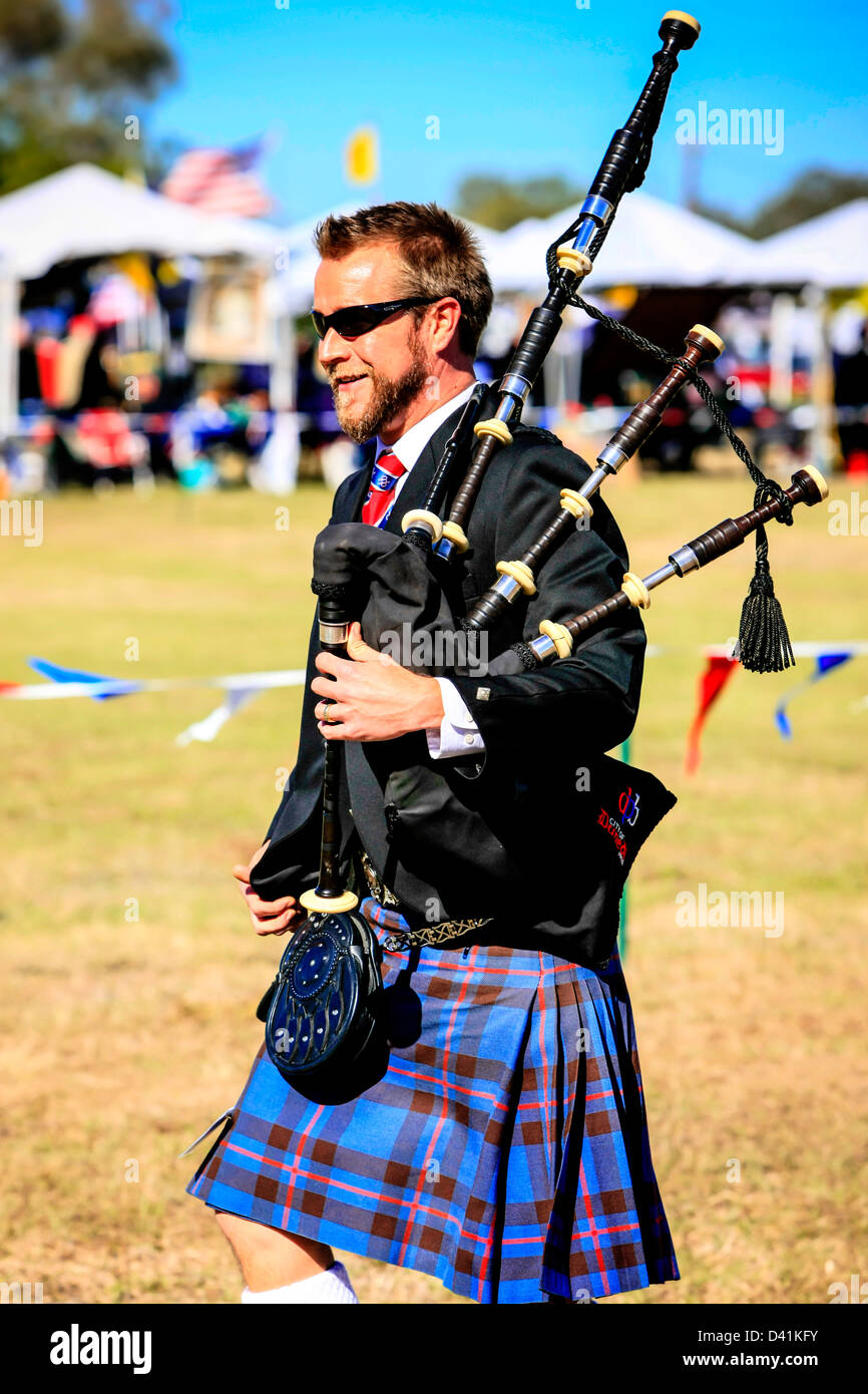 Mann in seinem Kilt mit einer Reihe von Dudelsack an den Highland-Games Sarasota in Florida Stockfoto