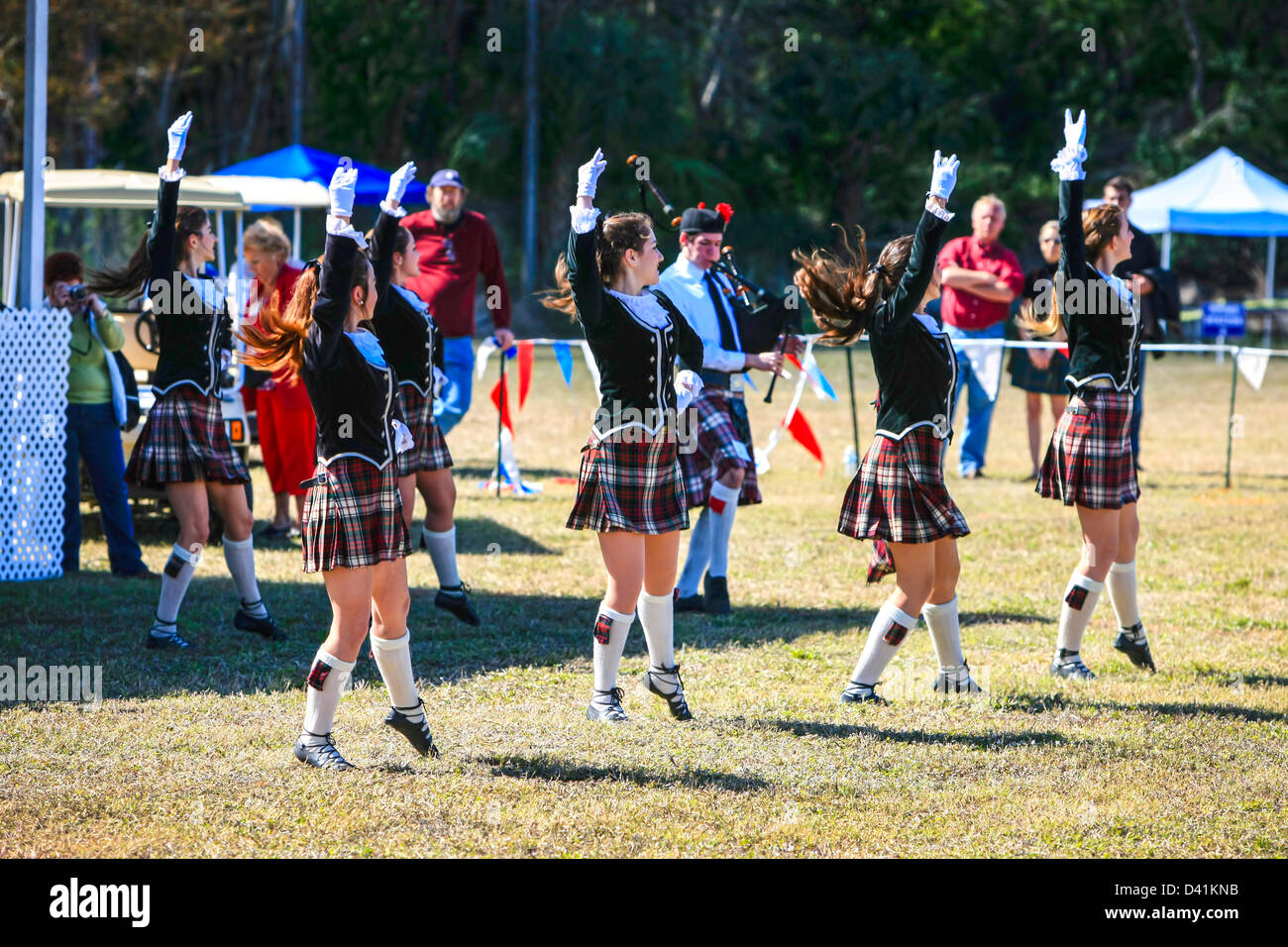 Mädchen tanzen die Highland Fling an der Sarasota Highland Games Florida Stockfoto