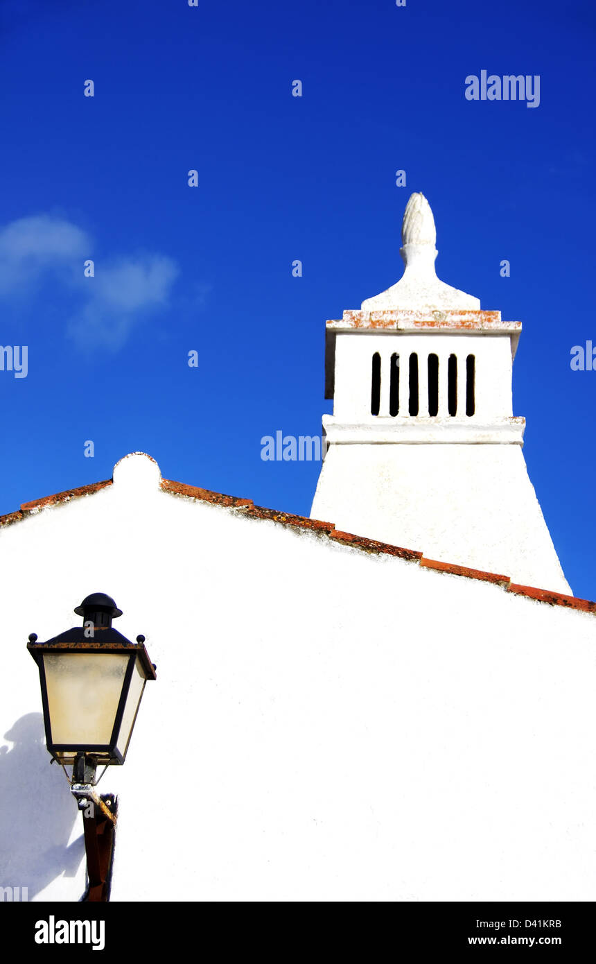 Laterne und alten Schornstein in Algarve, Portugal Stockfoto