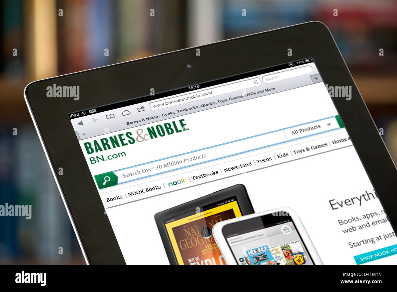 Einkaufen auf dem Barnes und Noble Online-Buchhandlung, betrachtet auf einem iPad 4, USA Stockfoto