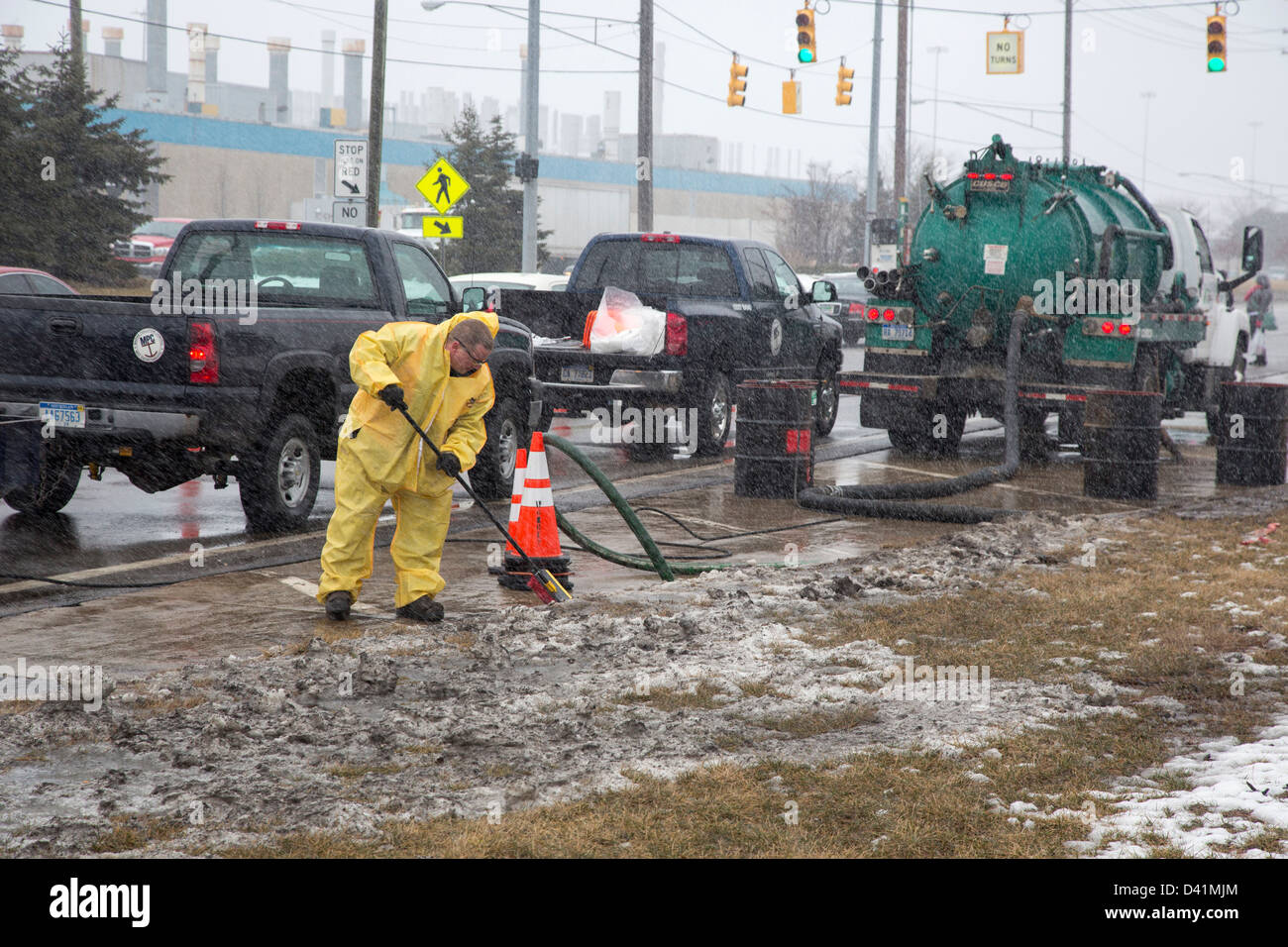 Warren, Michigan - Arbeiter Aufräumen eine gefährliche Material Überlauf auf der Schulter von einer großen Straße. Stockfoto