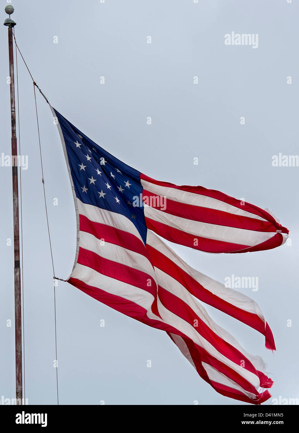 Detroit, Michigan - überfliegt eine zerfetzte Fahne ein Geschäft auf Detroits Ostseite. Stockfoto