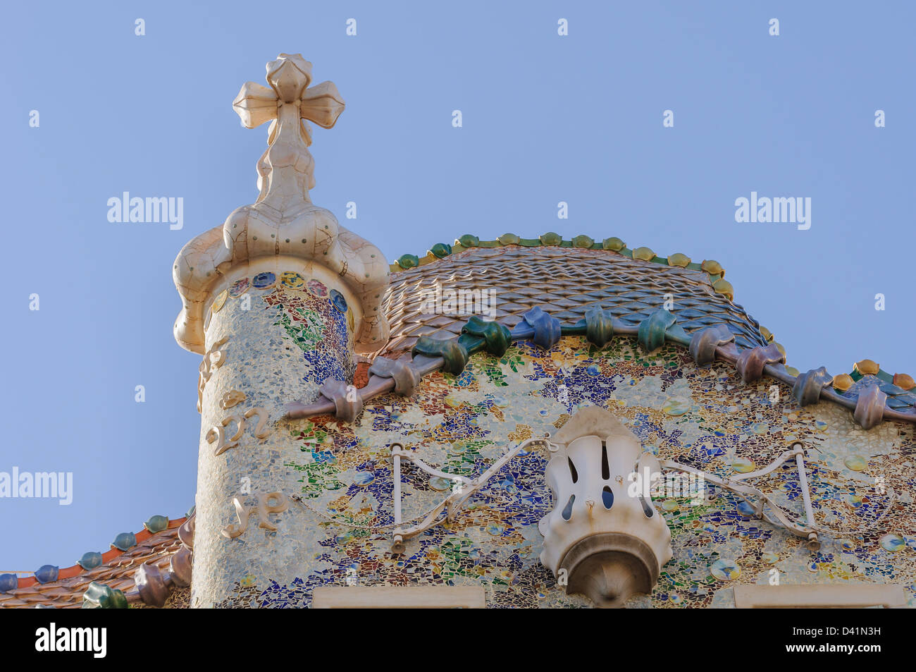 Casa Battlo Fassade und Schornstein von Antony Gaudi. Barcelona, Spanien. Stockfoto