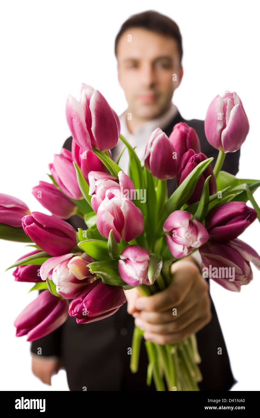Ein Mann hält eine Reihe von Tulpen, engen Schärfentiefe mit Fokus auf vorderen Tulpen. Stockfoto