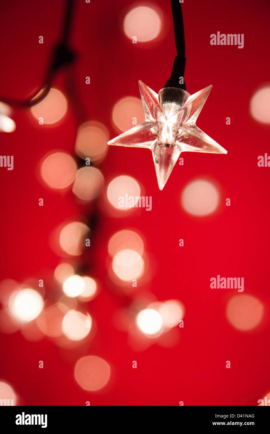 Sterne-geformte Weihnachtsbaums gegen rot mit sehr geringen Schärfentiefe. Stockfoto
