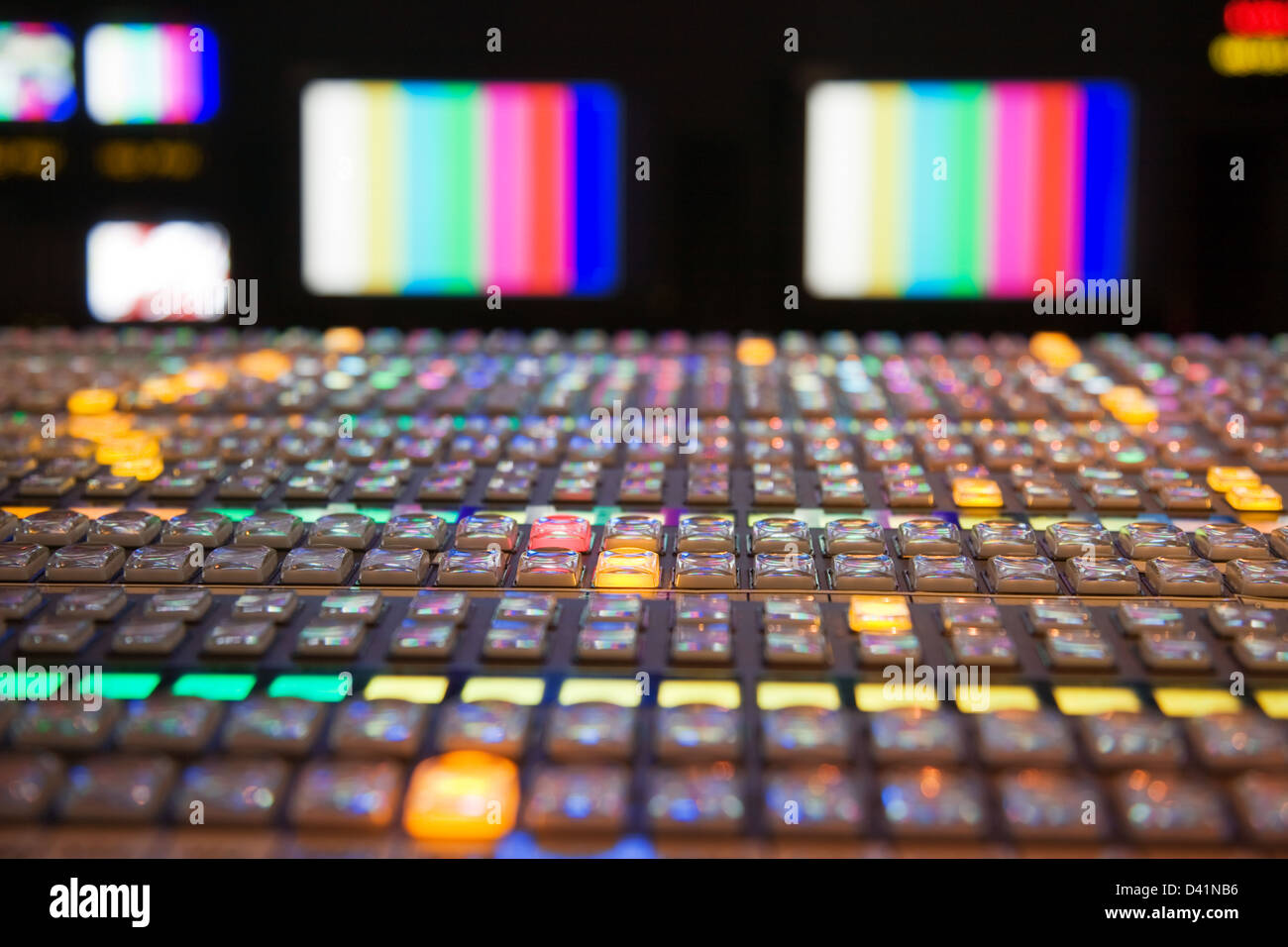 TV-Galerie mit selektiven Fokus auf den Vordergrund Vision mischen Panel und TV-Monitore im Hintergrund unscharf. Stockfoto
