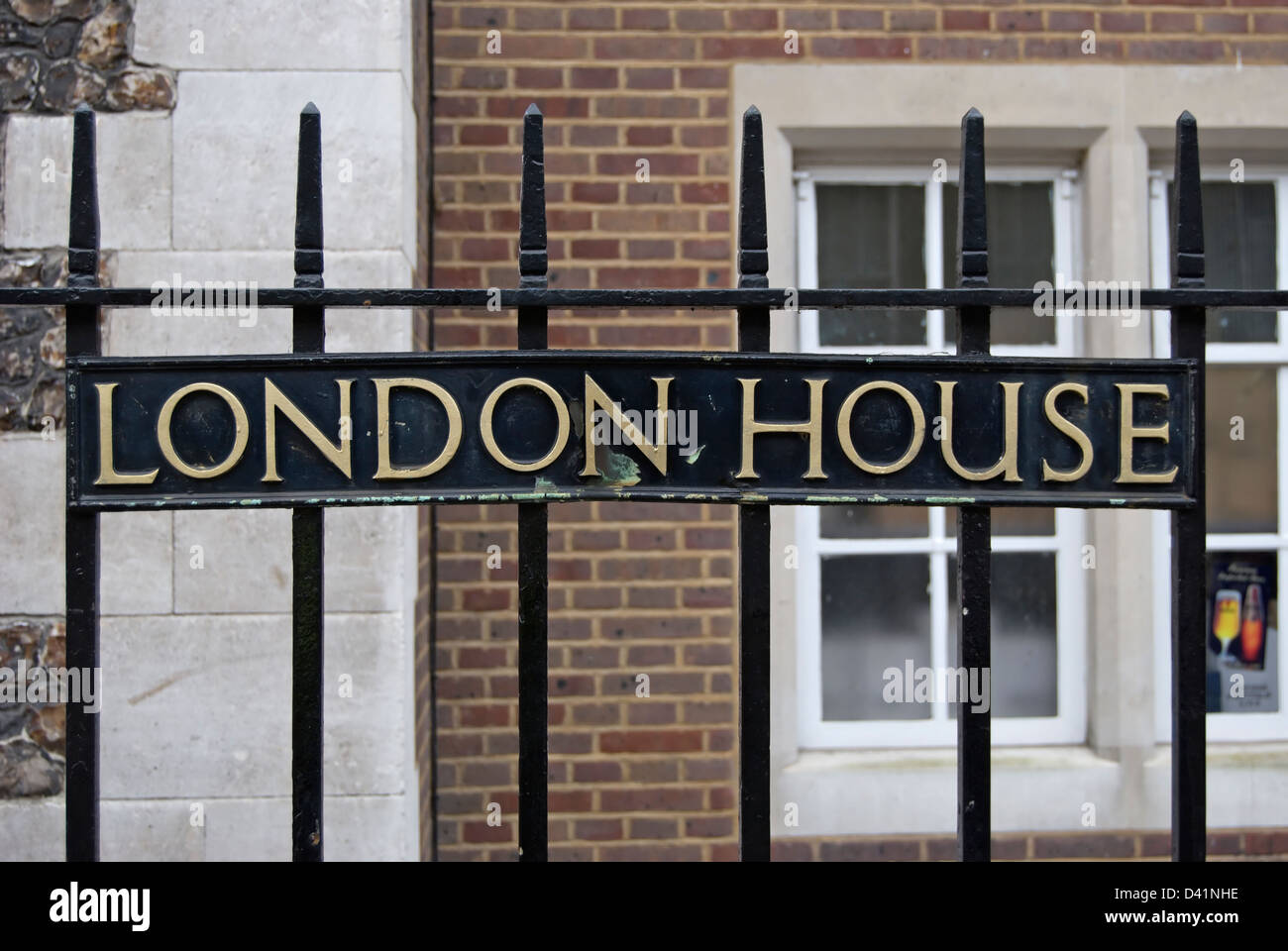 Melden Sie sich am Geländer für Haus in London, Teil der Goodenough Hochschule, Mecklenburgh Square, London, england Stockfoto