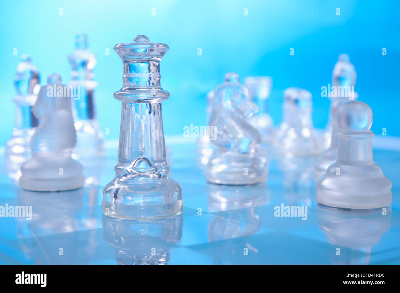 Glas-Schach auf dem blauen Hintergrund Stockfoto