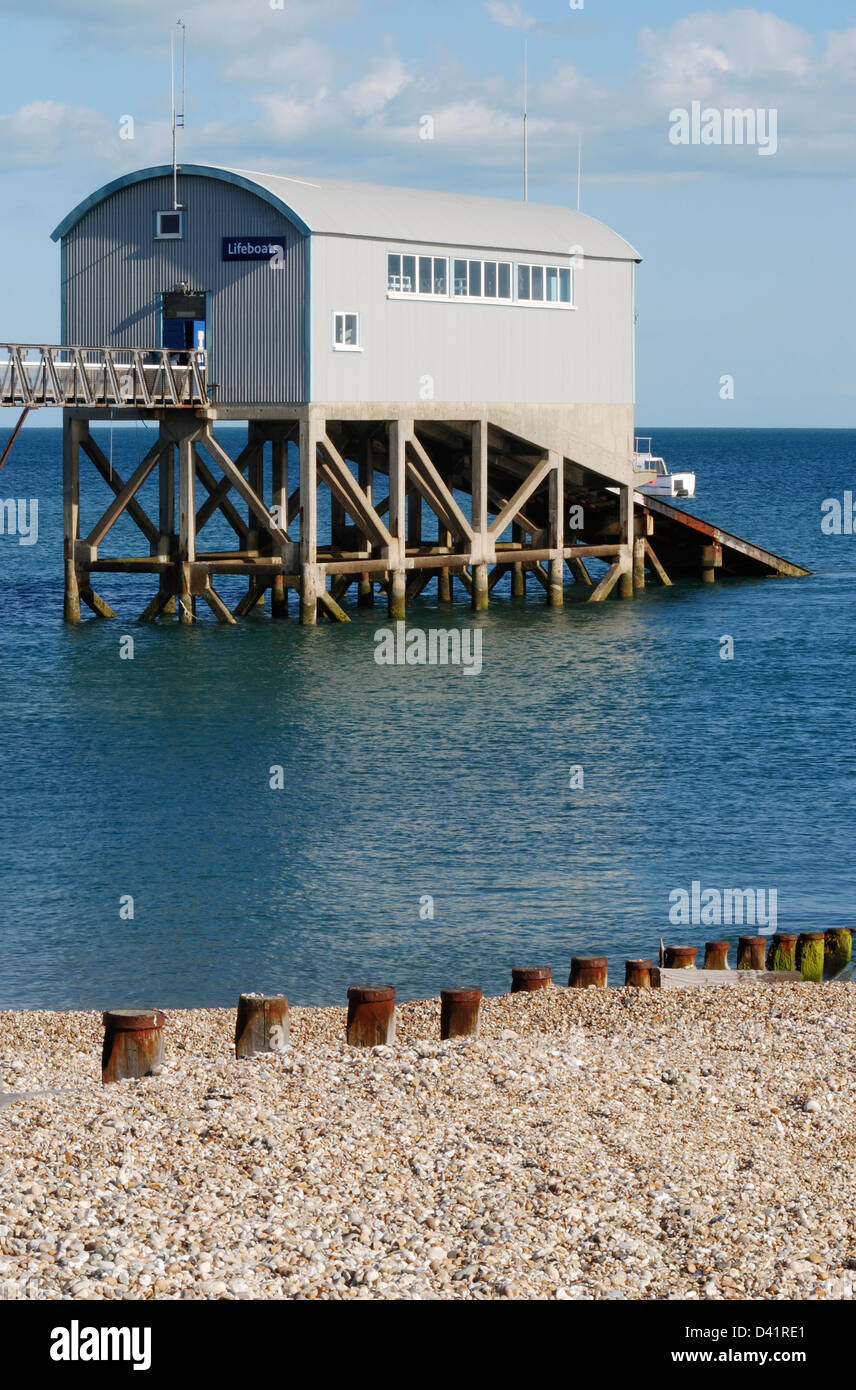 Rettungsstation auf Stelzen im Meer vor Selsey. West Sussex. England Stockfoto