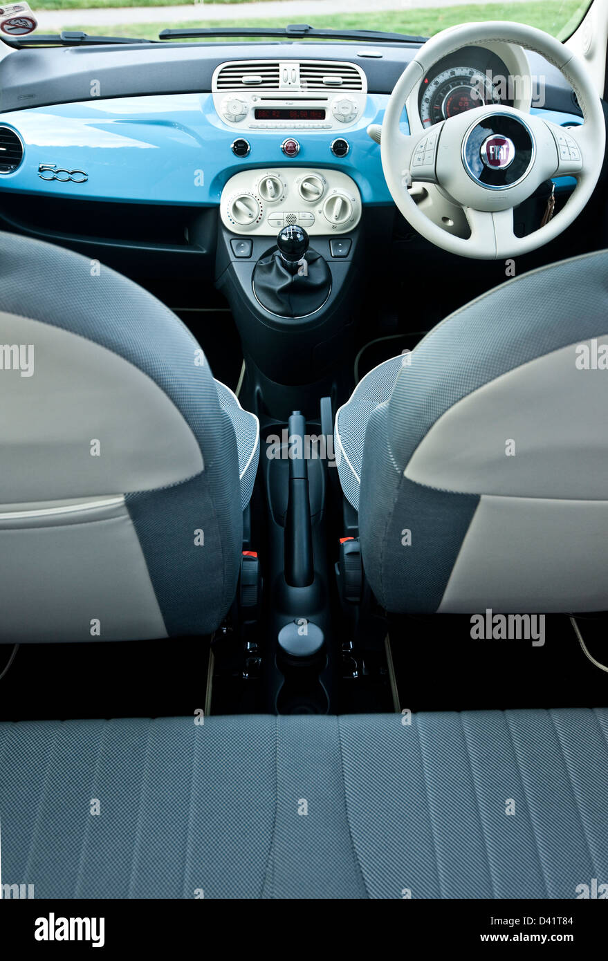 Fiat 500 innenraum -Fotos und -Bildmaterial in hoher Auflösung – Alamy