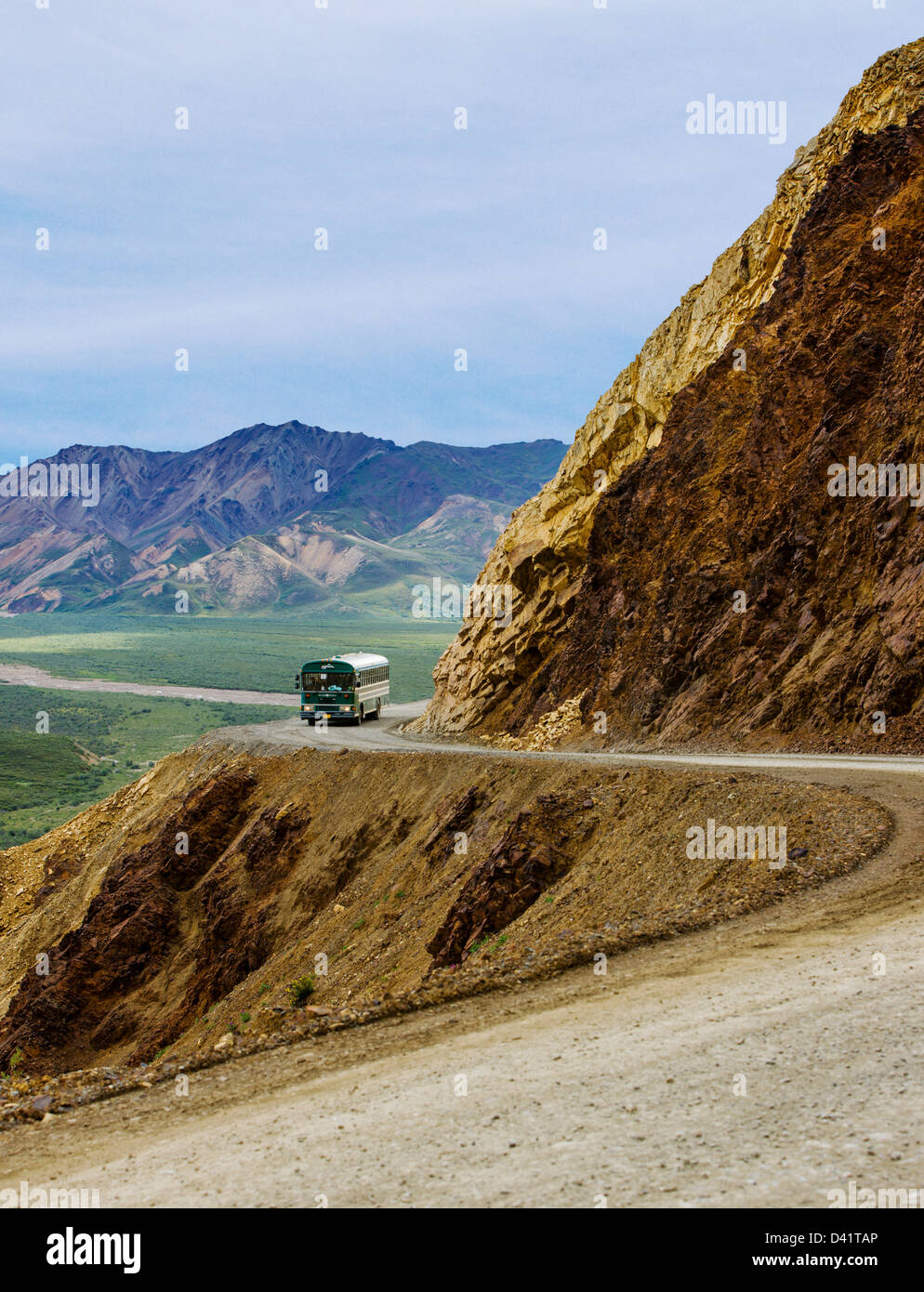 Shuttle-Busse Besucher über Polychrome Pass auf den begrenzten Zugang Denali Park Road, Denali National Park, Alaska, USA Stockfoto