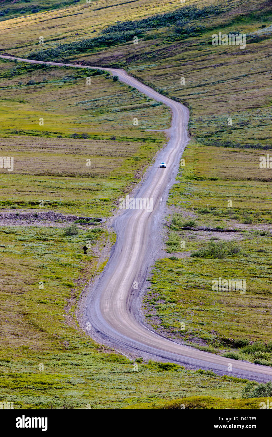 Einsame Auto Vewed von Stony Hill Overlook, Denali Park Road, Denali National Park & zu bewahren, Alaska, USA Stockfoto