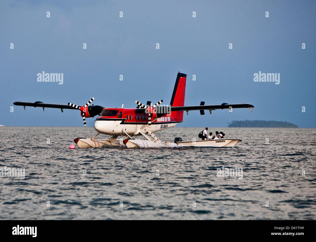Schnellboot-Verbindung zum Boot Flugzeug auf den Malediven Stockfoto